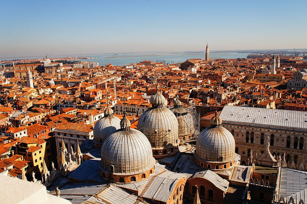 Vue sur les toits de la basilique Saint Marc à Venise depuis le Campanile de Saint Marc - Photo de Superchilum