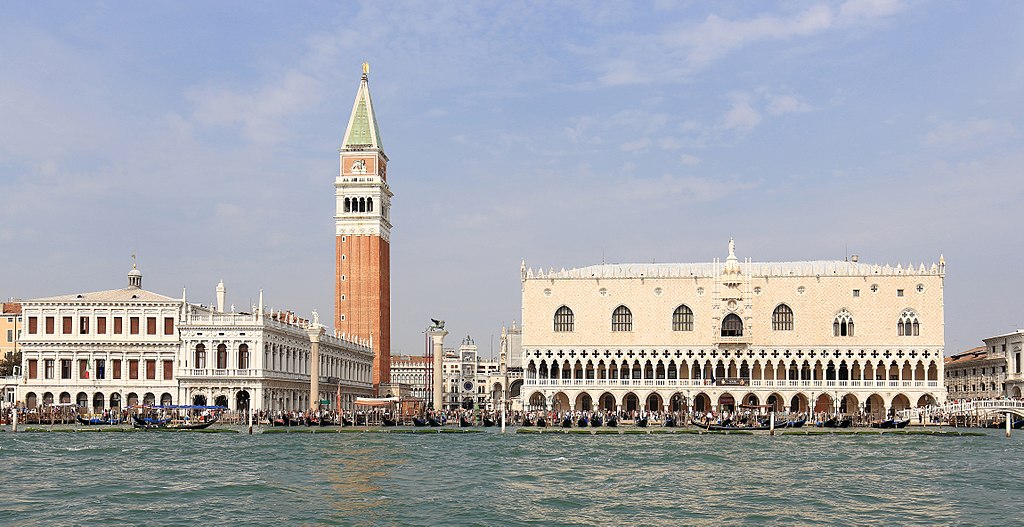 Vue depuis les eaux du Palais des Doges et du Campanile de Saint-Marc à Venise - Photo de Martin Falbisoner