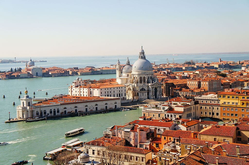 Vue sur la Basilique Santa Maria de Salute et sur l'île de Giudecca depuis le Campanile de Saint Marc à Venise - Photo de Superchilum