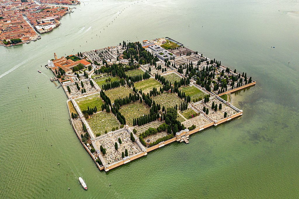 Vue aérienne du cimetière de San Michele à Venise - Photo de Kasa Fue