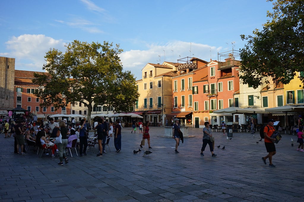 Sur la place Campo Santa Margherita dans le quartier étudiant de Dorsoduro à Venise.