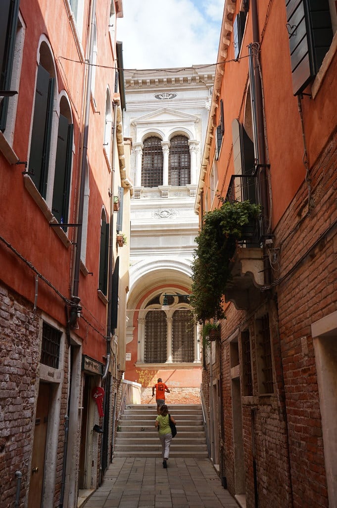 Au détour d'une ruelle de Dorsoduro, le musée Scuola Grande di San Rocco à Venise.