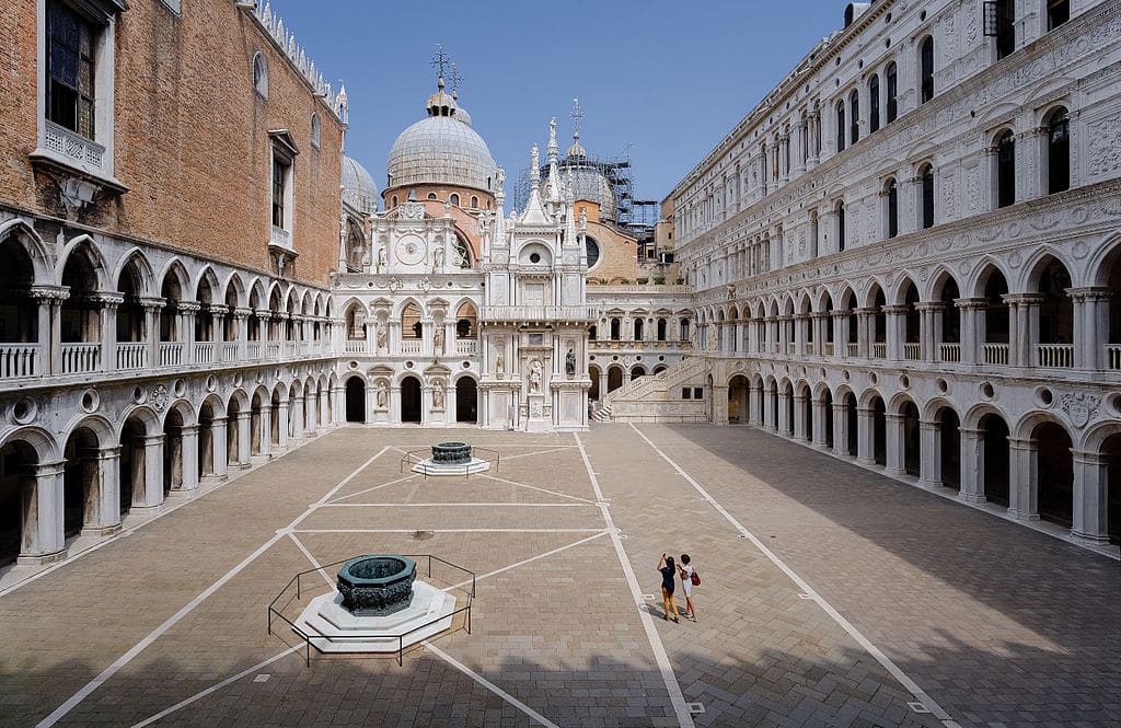 Dans la cour du Palais de Doges de Venise - Photo de Benh Lieu Song