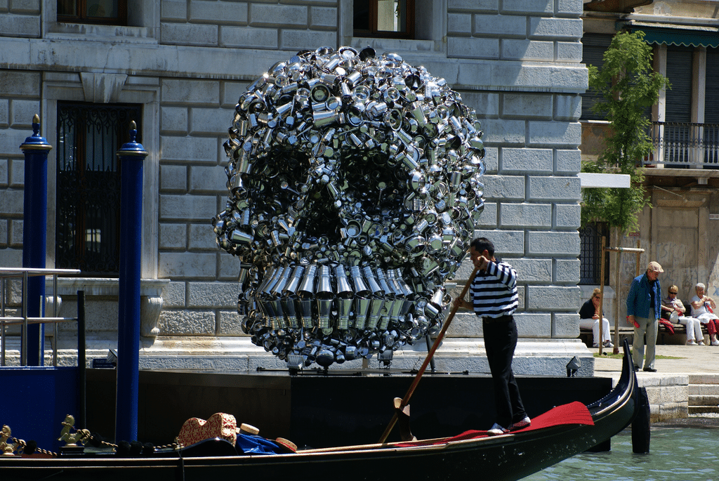 Crâne en métal, oeuvre d'art contemporain devant le Palazzo Grassi à Venise - Photo de Didier Descouens