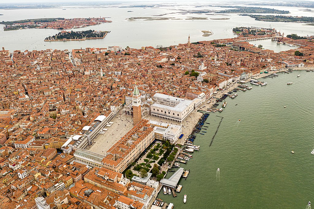 Vue aérienne de le place Saint Marc à Venise - Photo de Kasa Fue