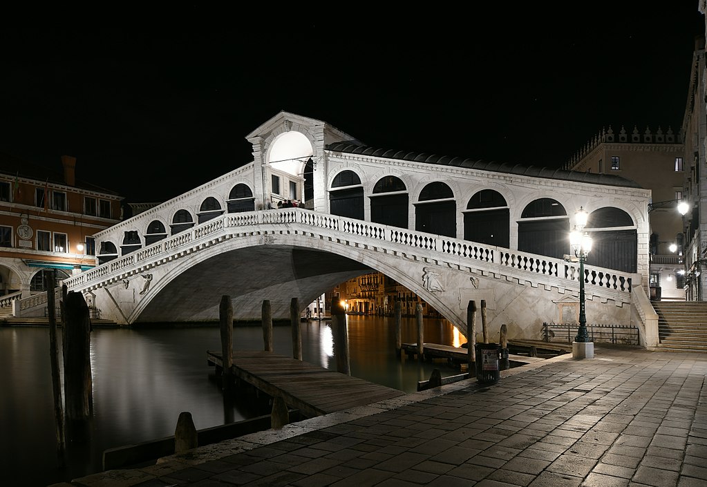 Pont du Rialto à Venise la nuit. Photo de Livioandronico2013