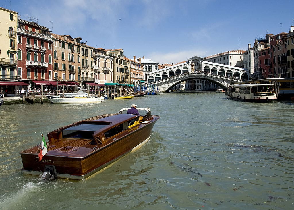 Pont du Rialto par dessus le Grand Canal de Venise. Photo de Saffron Blaze