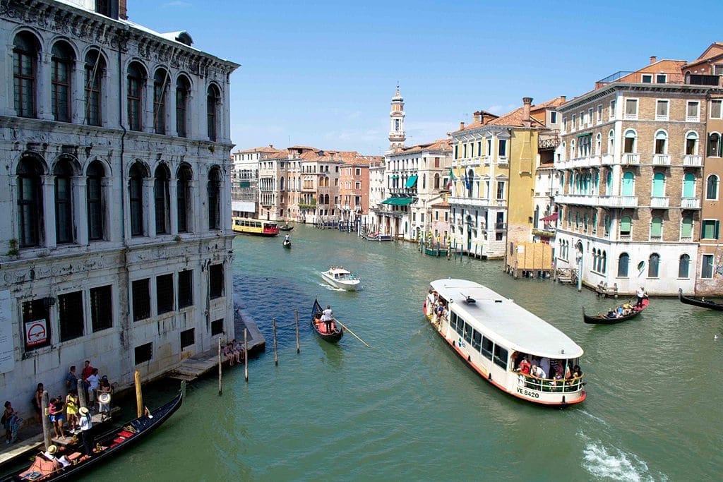 Transport en commun à Venise : Le vaporetto, un bateau pour sillonner la ville. Photo de Hermes from Mars
