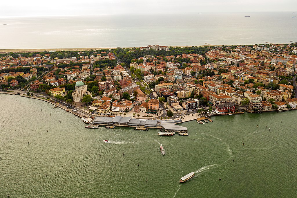 Vue aérienne du Lido à Venise. Au premier plan la lagune, en arrière plan, la mer Adriatique - Photo de Kasa Fue.