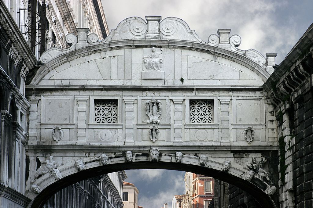 Pont des soupirs entre le Palais des Doges et sa prison à Venise - Photo de Nino Barbieri