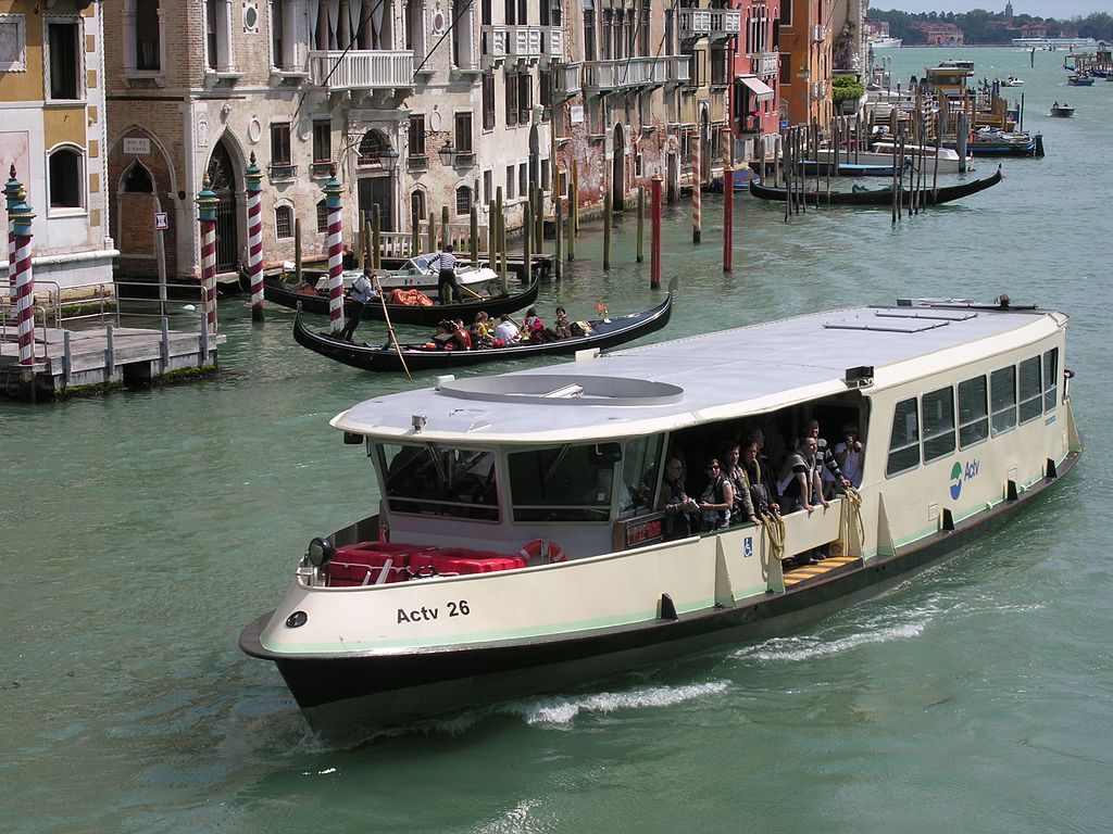 Vaporetto à Venise - Photo de Lothar John