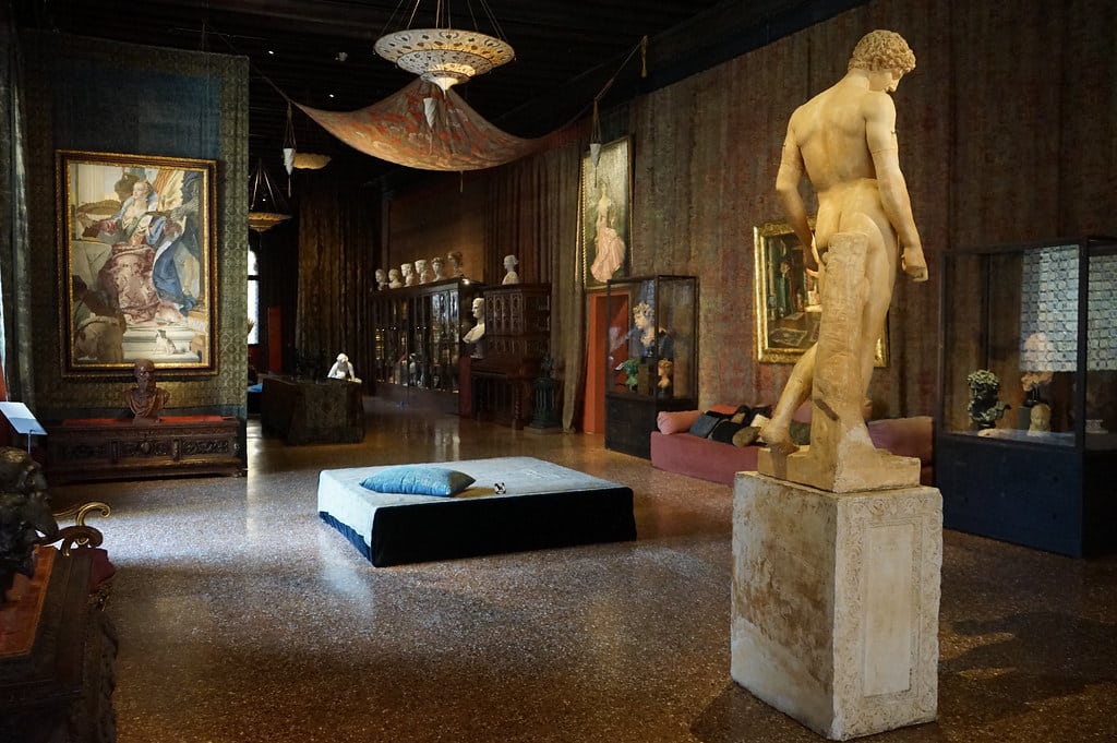 Salle d'expo au palais-musée Fortuny à Venise.