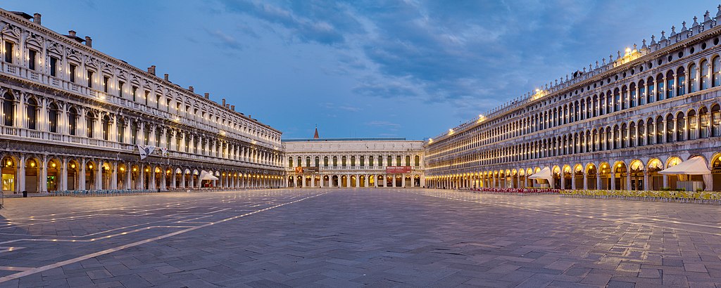 Place Saint Marc à Venise avec les trois Procuraties, le musée Correr est au bout. Photo de Benh Lieu Song