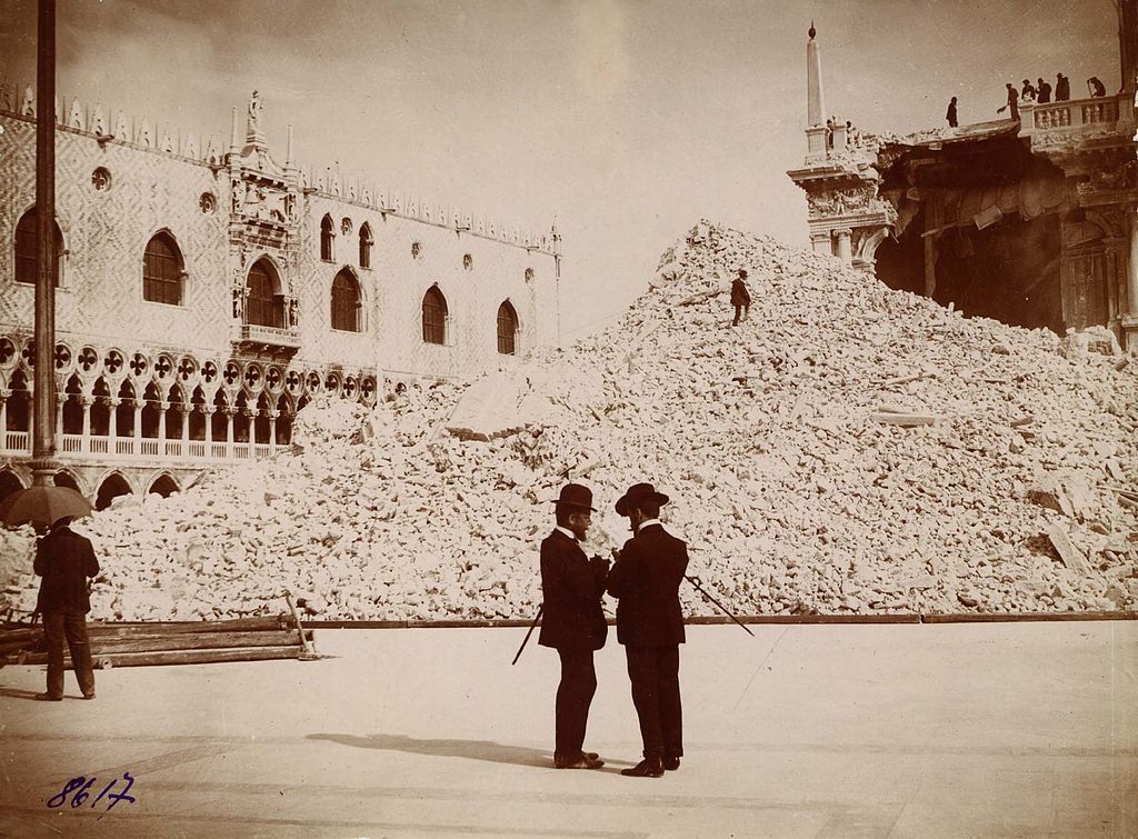 Deux gentilhommes devant le Campanile de Saint Marc à Venise en ruine.
