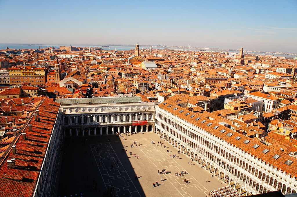 Vue sur la place Saint Marc depuis le Campanile de San Marco à Venise - Photo de Superchilum