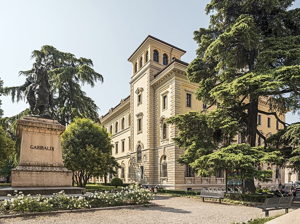 Piazza Indipendenza, l'une des rares places vertes du centre de Vérone. Photo de  Didier Descouens