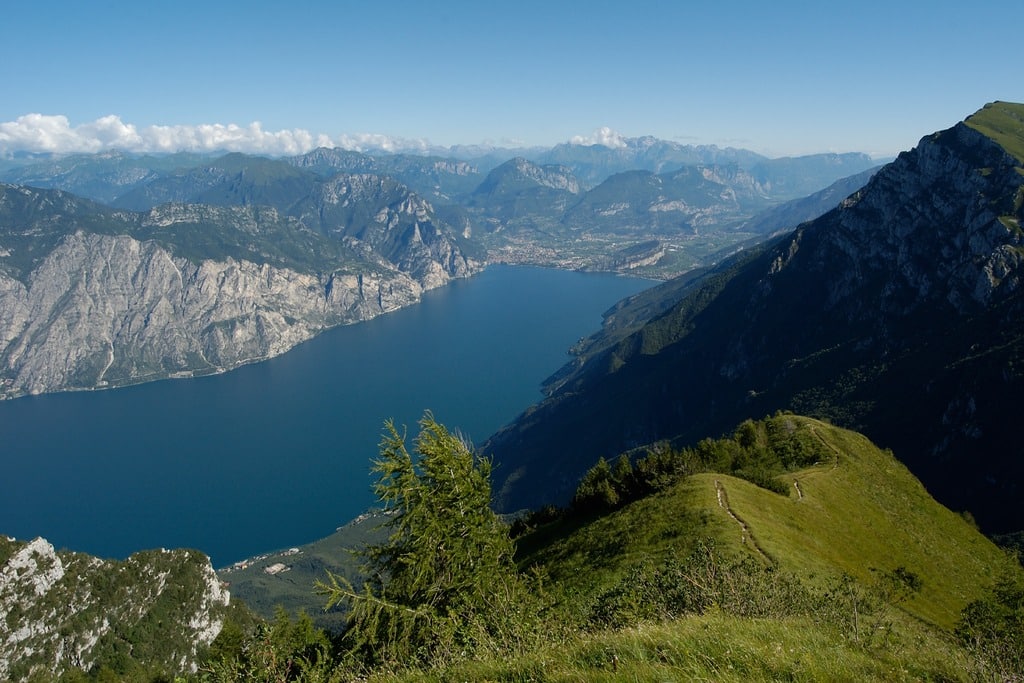 Vue sur le Lac de Garde près de Verone en Italie.