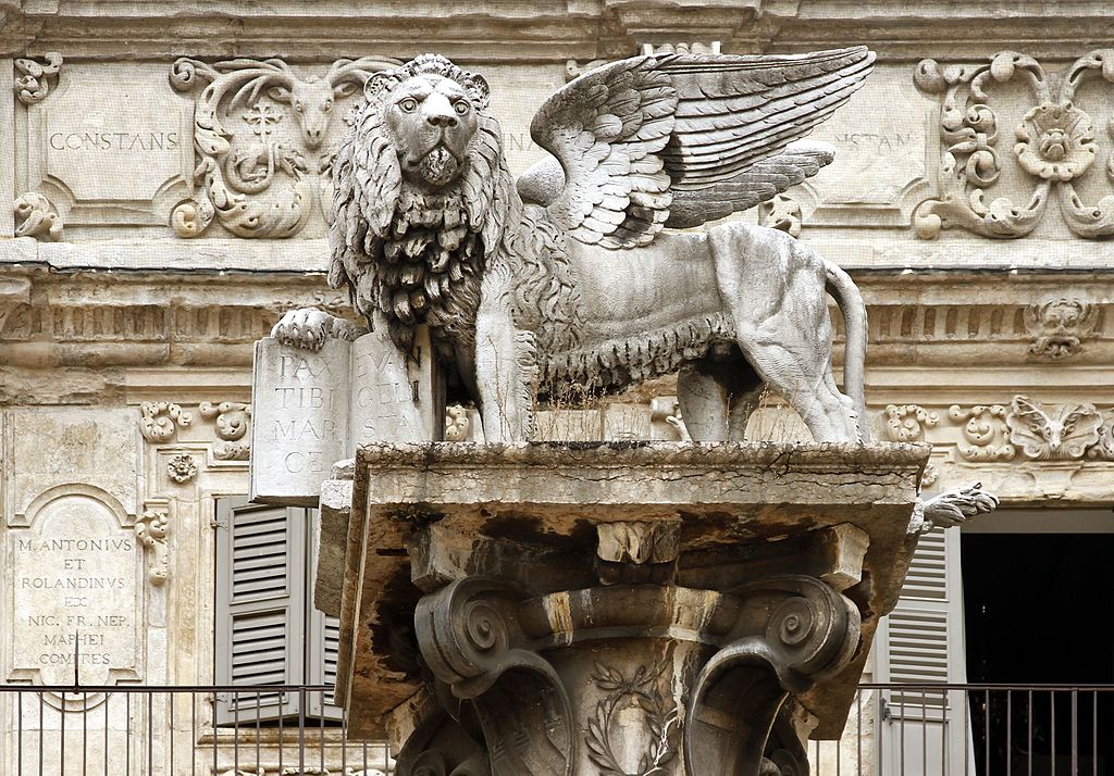 Statue du lion ailé, symbole de Saint Marc, patron de Venise sur la Piazza delle Erbe à Vérone- Photo de Jose Luiz Bernardes Ribeiro - Licence CC-BY-SA-4.0