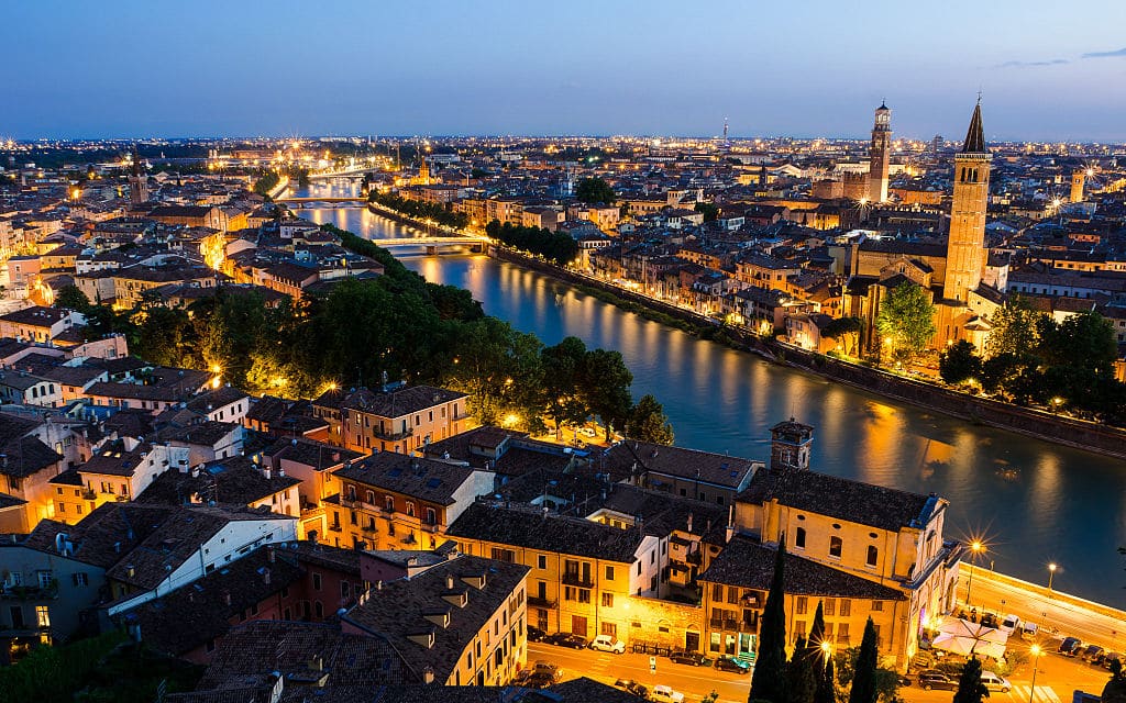 Le centre historique de Vérone et son fleuve l'Adige de nuit depuis la colline San pietro - Photo de Luca Casartelli