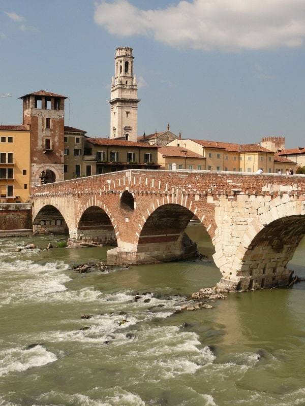 Pont de pierre reliant la cité antique à la colline de San Pietro - Photo d'Uwe Gerig - Licence CC BY SA 3.0 DE.