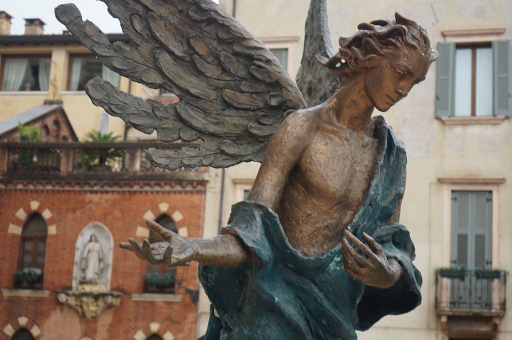 Ange devant la Cathédrale.