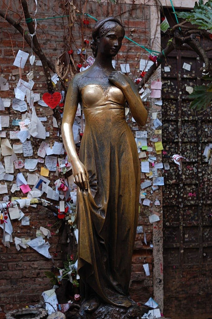 Statue dans la cour de la maison de Juliette à Vérone - Photo de Alessandro Pace - Licence CC-BY-SA-4.0