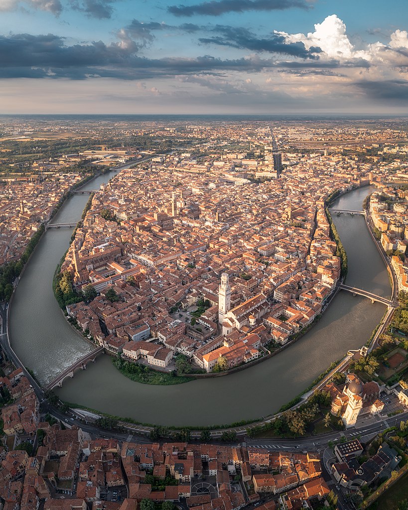 Vue aérienne de la ville de Vérone en Italie - Photo de Guglielmo Giambartolomei