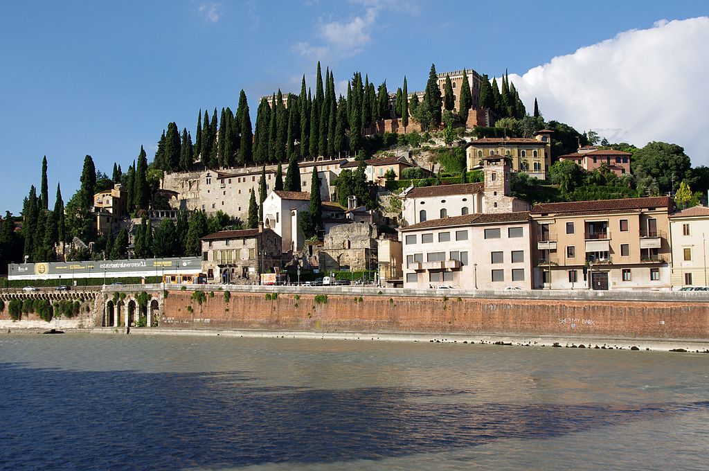 Vue sur la colline et le Castel San Pietro - Photo de Jakub Halun - Licence CC-BY-SA 4.0, 3.0, 2.5, 2.0, 1.0 