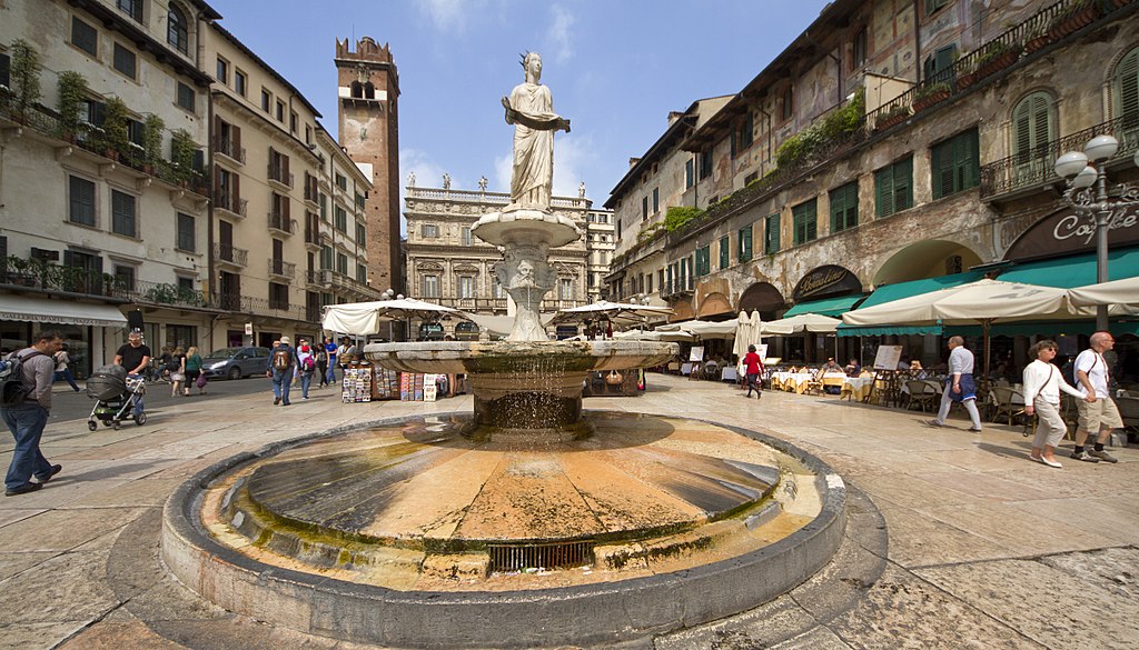 Fontaine sur la Piazza delle Erbe - Photo de Trolvag.