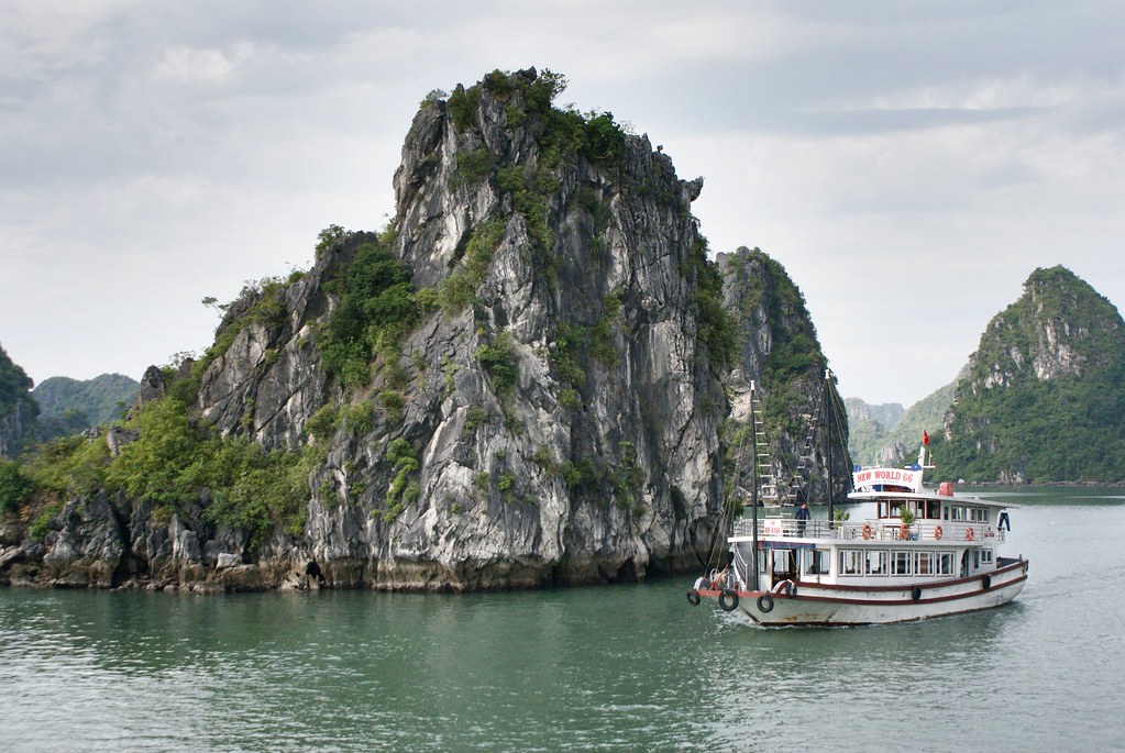 Pitons rocheux dans la baie d'Halong au Vietnam