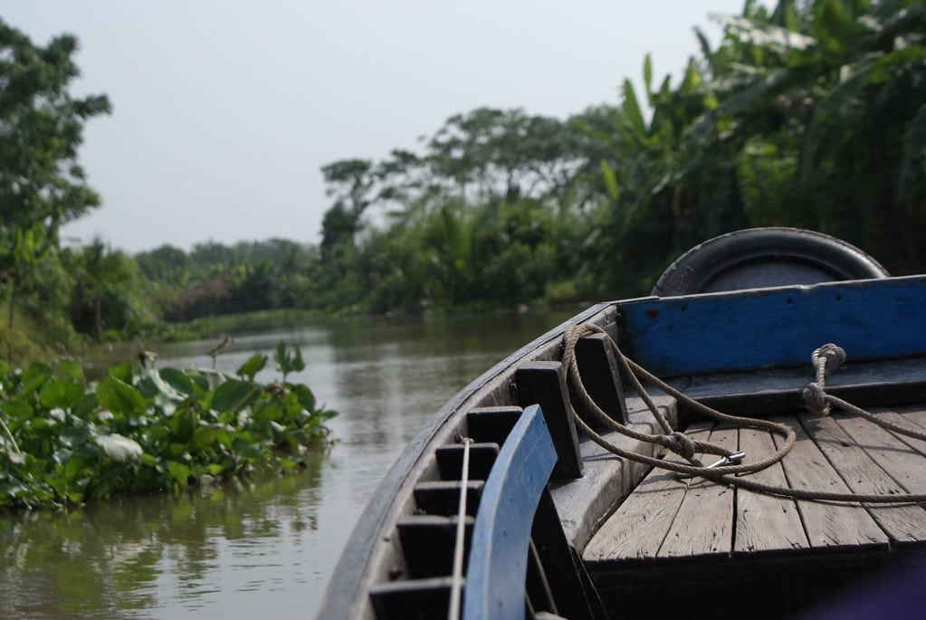 En barque sur le delta du Mékong au Vietnam.