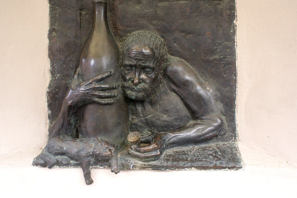 Plaque en bronze dans le quartier d'Uzupis à Vilnius en l'honneur de la sieste, de l'oubli ou de l'alcool au choix.