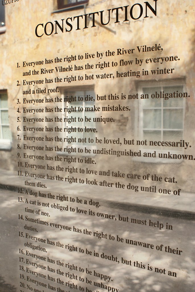 Extrait de la constitution d’Uzupis à Vilnius.