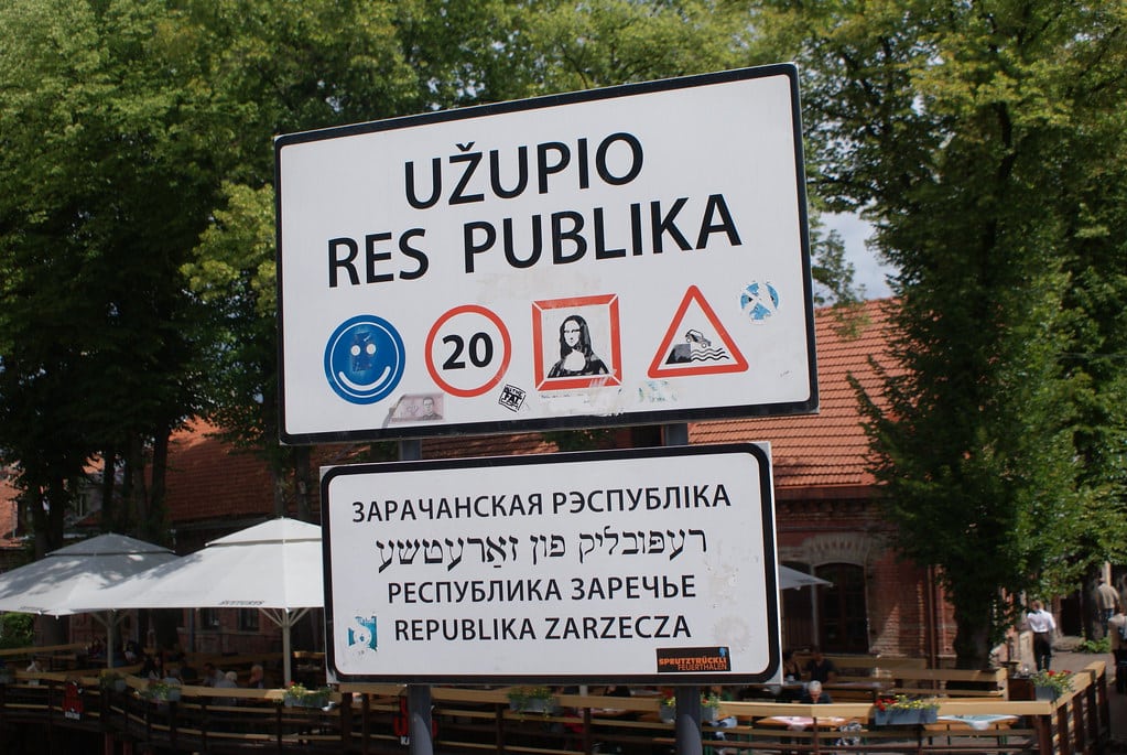 A l’entrée du quartier de la République d’Uzupis à Vilnius.