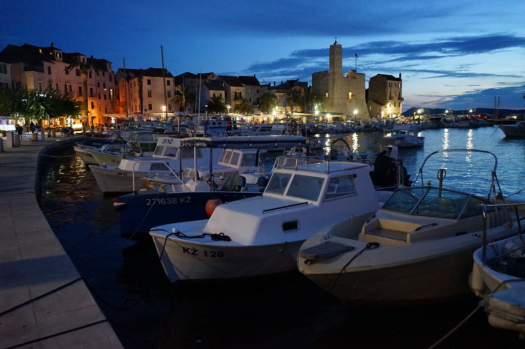 Port de Komiza à la nuit tombée.