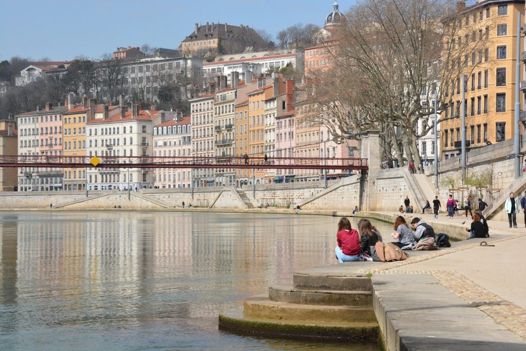 Façades colorées du quai de Saône dans le quartier des Terreaux à Lyon.