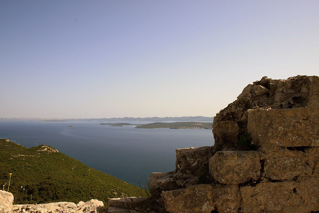 Vue du Fort Saint-Michel sur l'île de Ugljan - Photo de scudisi - CC by SA 3.0