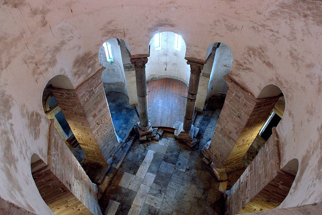 Dans l'église St Donat - Photo de Thaler Tamas -Licence CC by SA 4.0