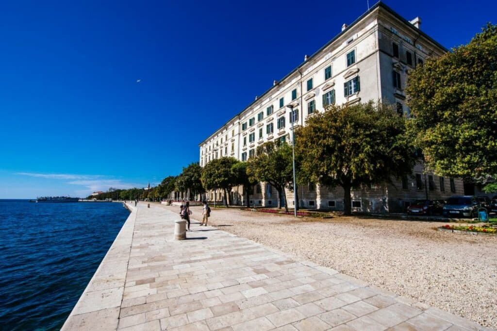Riva Palace sur la promenade de bord de mer à Zadar.