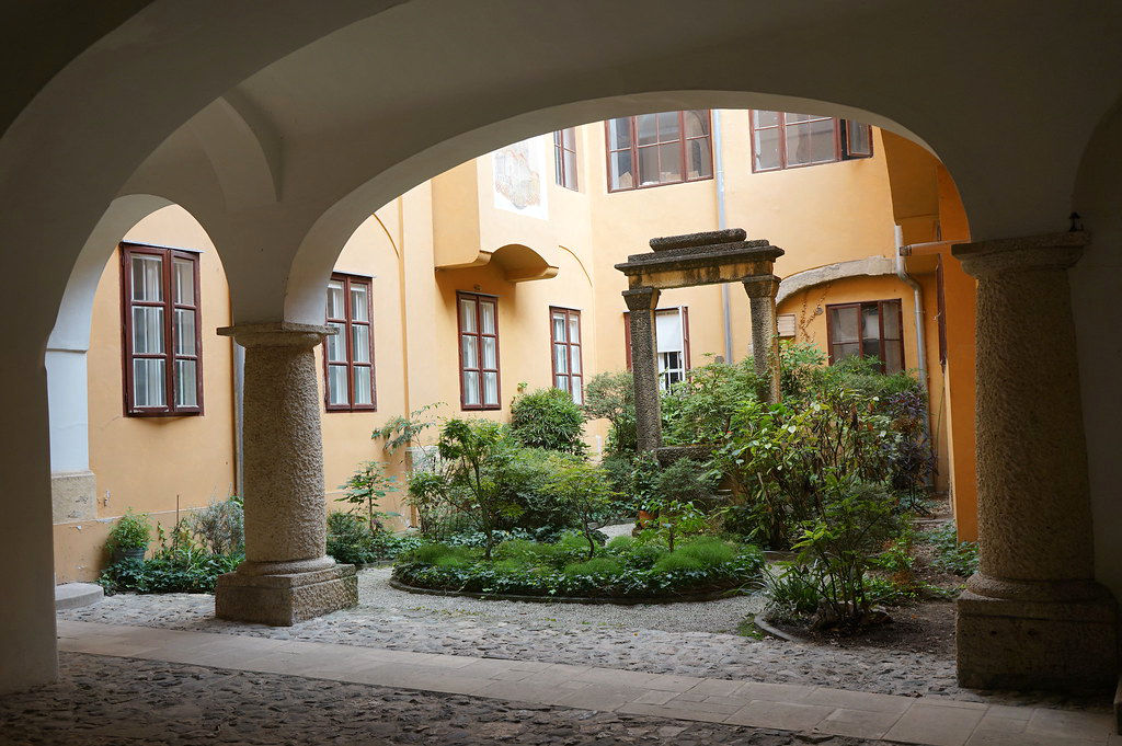 Cour de la vieille ville ou ville haute.