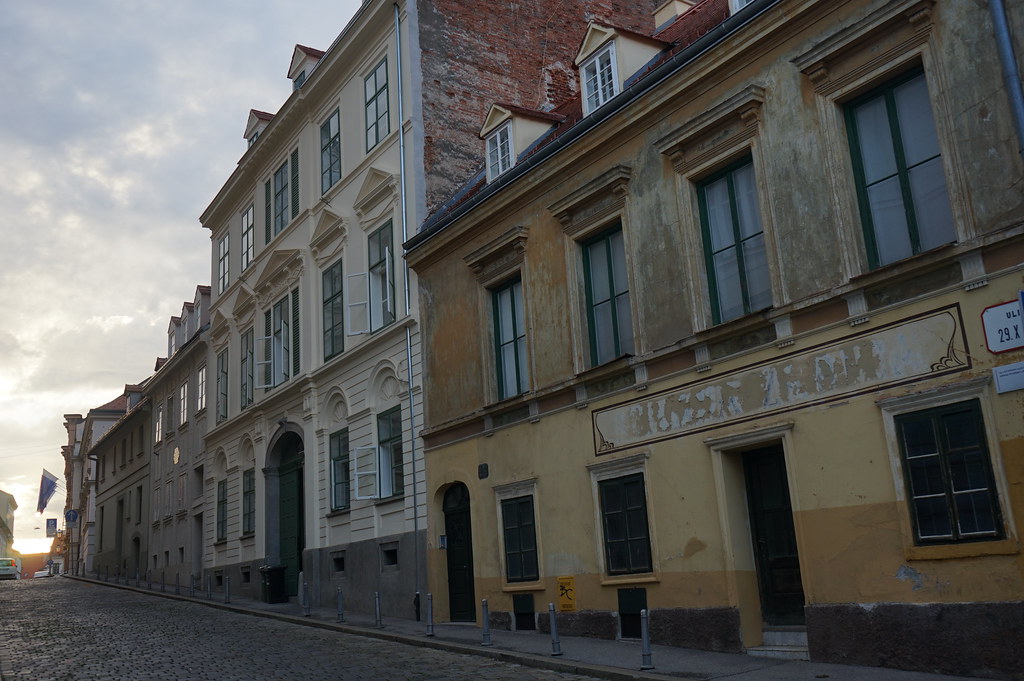 Rue de la ville haute au coucher du soleil.