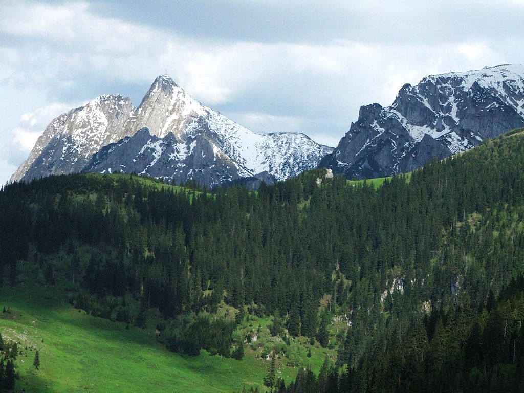 Vue sur le mont Giewont et sur le mont Wielka Turnia dans le Parc National des Tatras. Photo de Jerzy Opioła.
