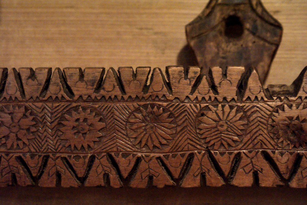 Porte cuillère sculptée de motifs populaires.