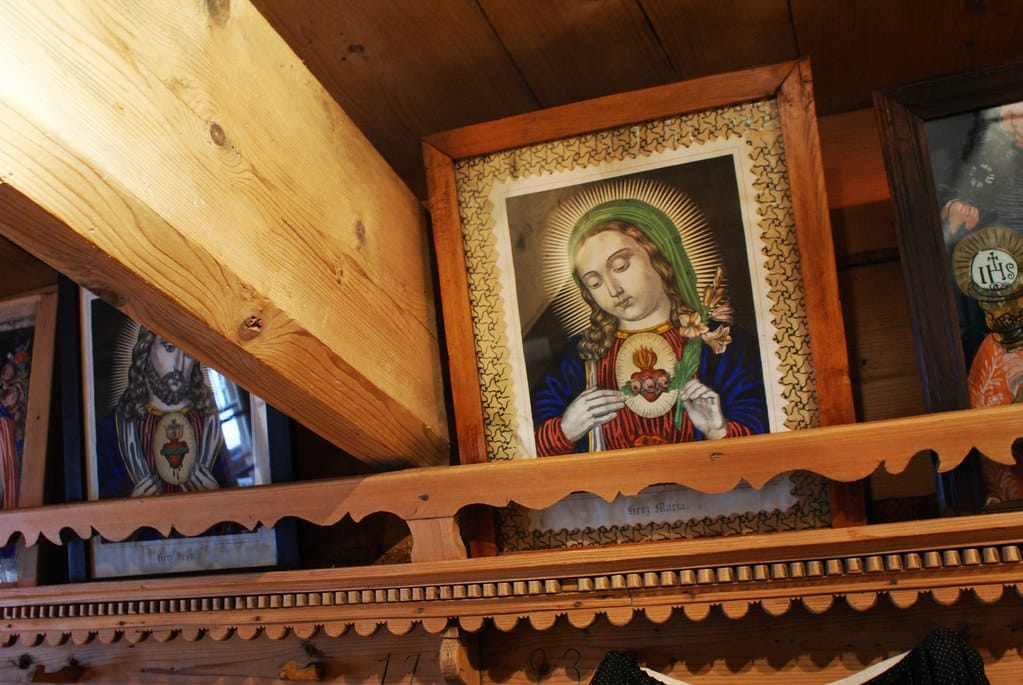 La Vierge Marie peinte sur du verre dans l’une des pièces du musée des arts décoratifs Dembowski.