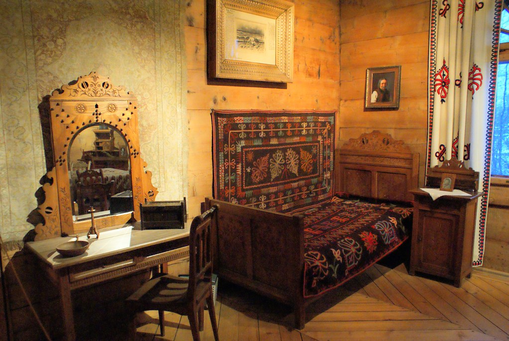 Coin lit dans la chambre du musée. On en ressort avec l’envie de mettre du bois de partout chez soi.