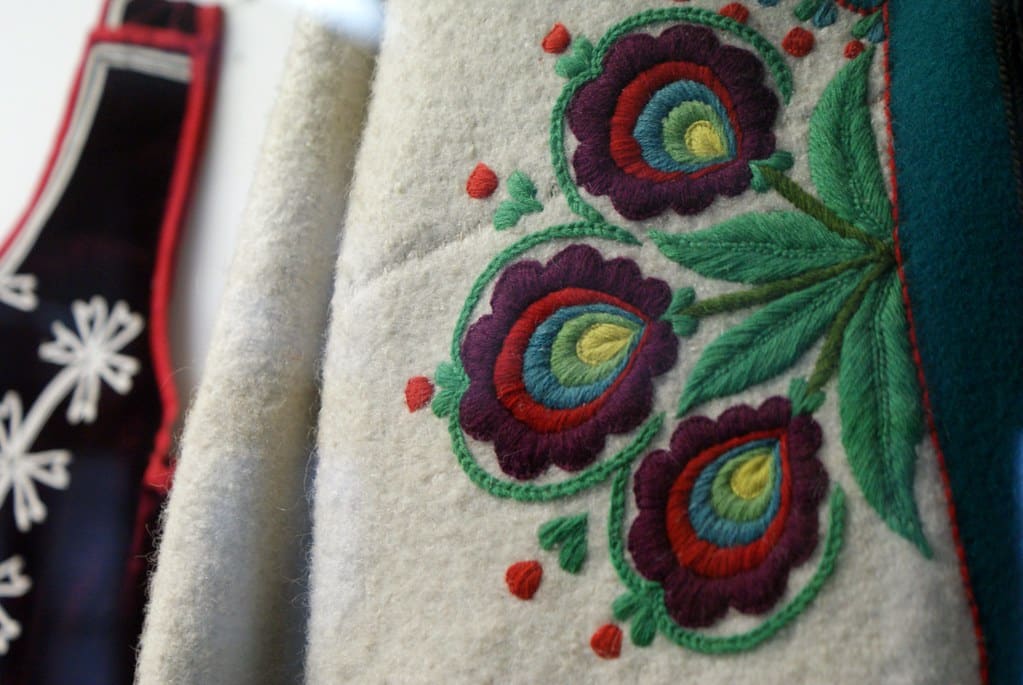 Fragment d’un costume montagnard dans le musée des Tatras.