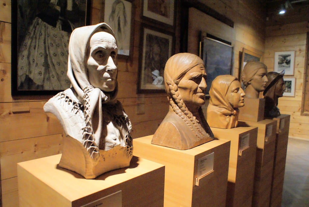 Sculptures représentants des Gorales ou montagnards au musée Oksza.