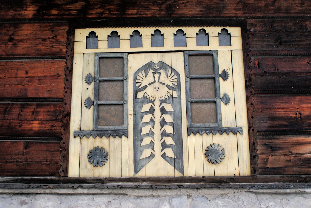 Fenêtres sculptées sur la rue Koscielnik à Zakopane.