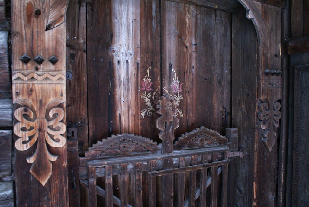 Détails de porte en bois sculptée.