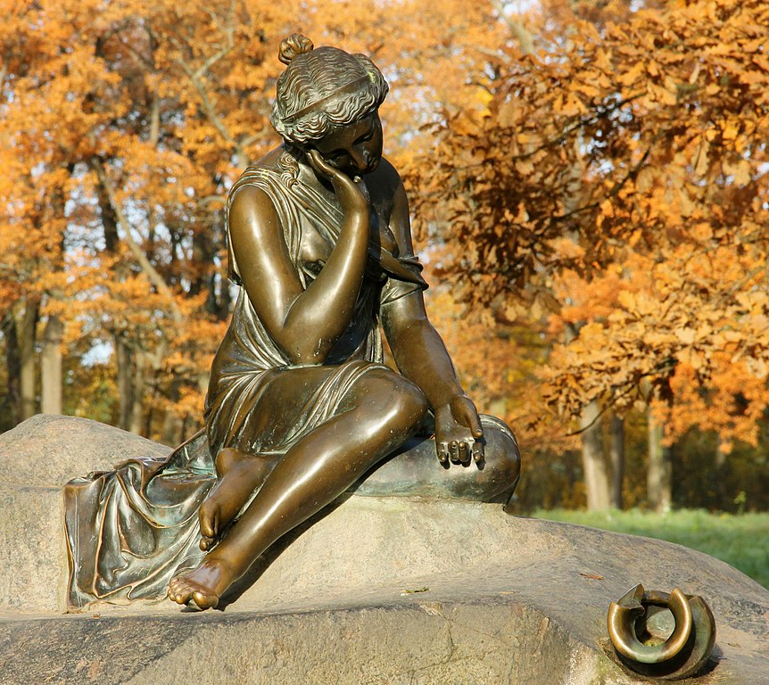 Statue de la trayeuse dans les jardins du Palais Catherine près de Saint Petersbourg. Photo de Tsyganov-Sergey